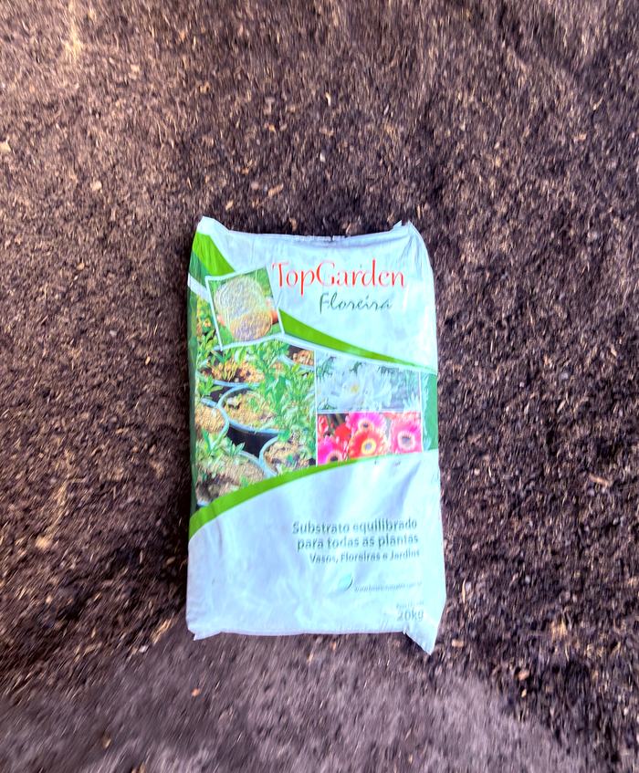 Saco de Top Garden Floreira sobre a leira de composto, na unidade de Holambra