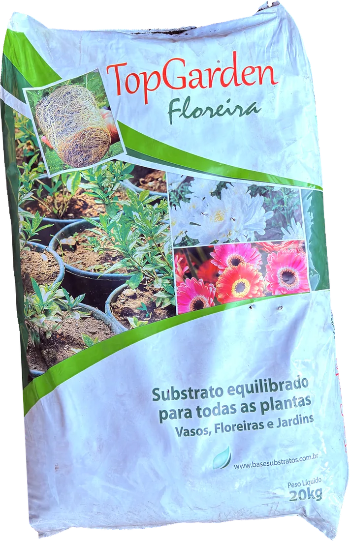 Saco de 20 kg do substrato Top Garden Floreira, fotografado na fábrica em Holambra